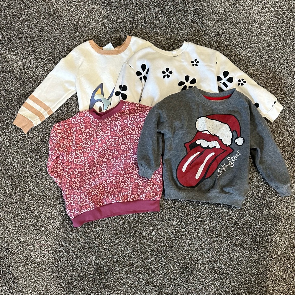 Kids Sets of 4 sweaters Size 4. Used